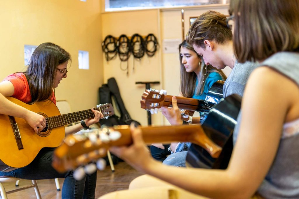 Oficina de Violão para crianças, adolescentes e adultos
