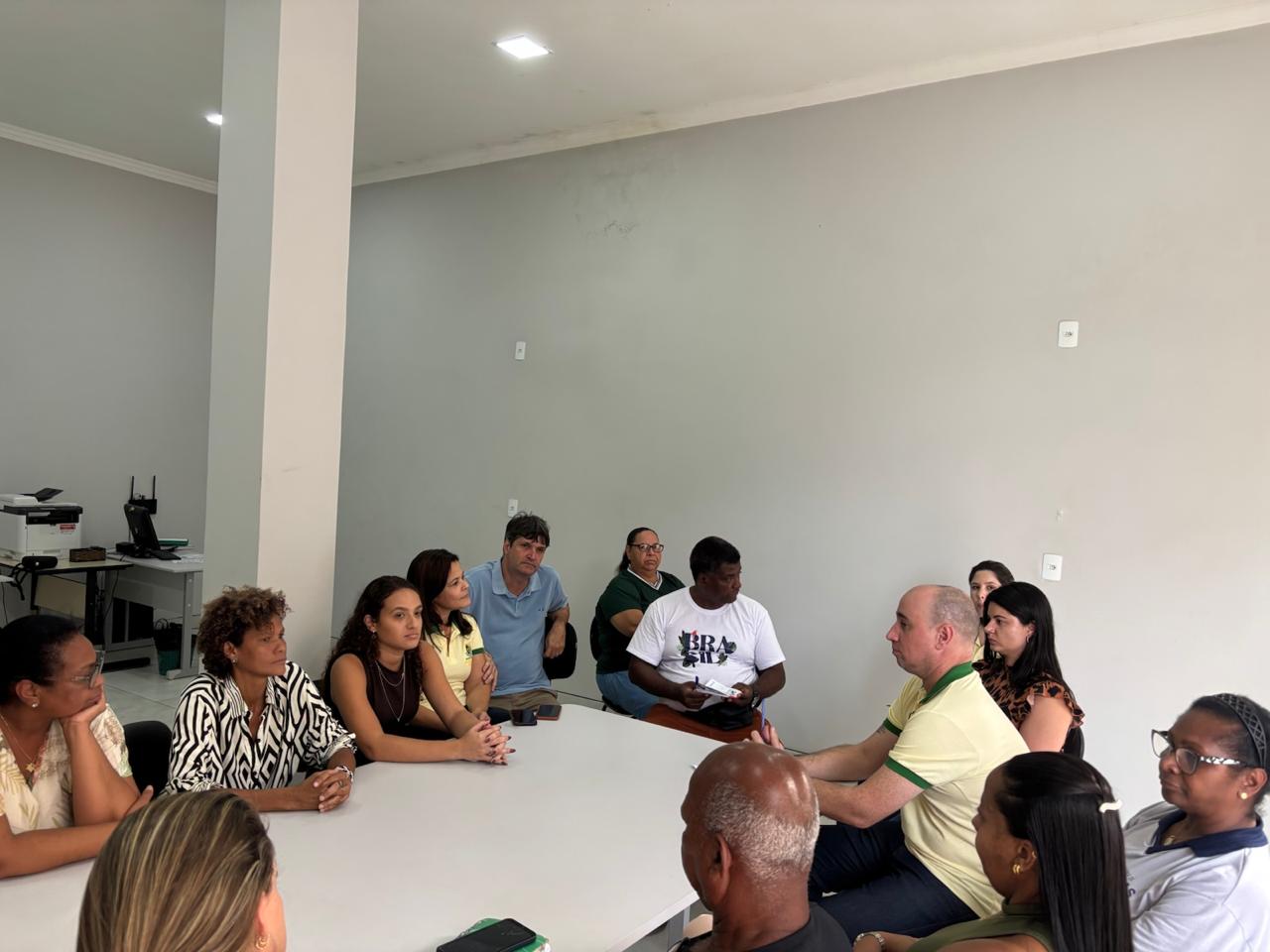 Conselheiros reunidos em volta da mesa durante a solenidade