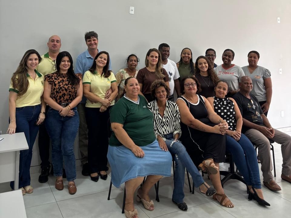 Novos conselheiros do CMAS reunidos para foto oficial na Casa dos Conselhos Municipais