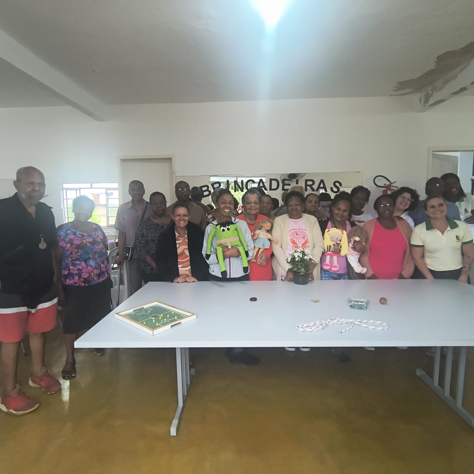 Idosos do SCFV e equipe do CRAS do Goiabal reunidos ao redor da mesa da atividade