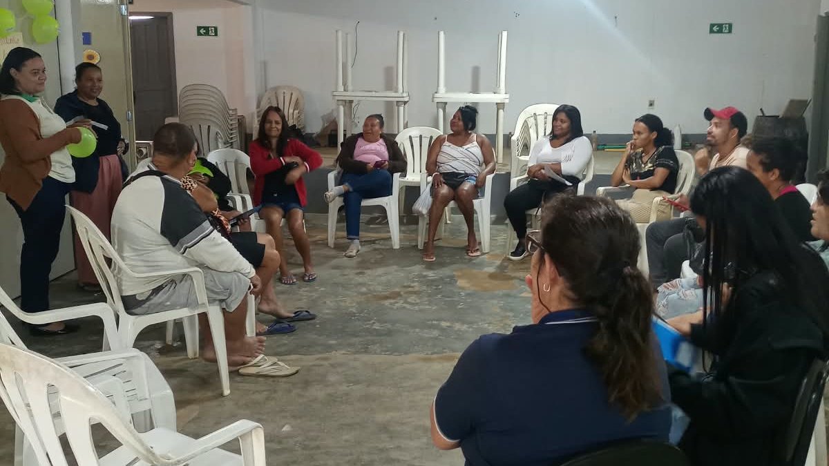 Equipe do CRAS Volante conversa com famílias na comunidade do Aterrado durante ação do Setembro Amarelo